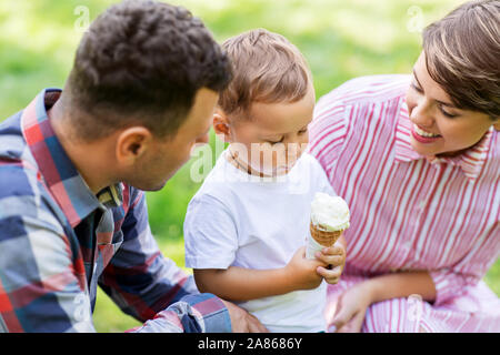 Happy Family im Sommer Park Stockfoto