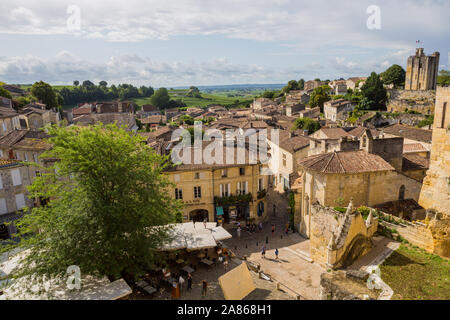 Saint Emilion, Frankreich - 11 August, 2019: die Menschen genießen den Blick auf das Zentrum der alten mittelalterlichen Stadt Saint Emilion, in Aquitanien, Frankreich Stockfoto
