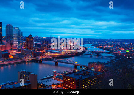Brücken anzeigen n Pittsburg über Monongahela bei Nacht Stockfoto
