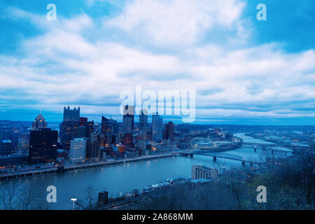 Brücken in Pittsburg über Monongahela bei Nacht Stockfoto