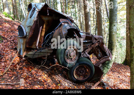 Auto Wrack im Wald, Schwarzwald, Deutschland Stockfoto