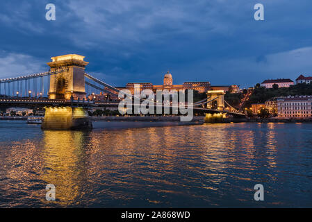 Széchenyi Kettenbrücke über die Donau anzeigen Stockfoto