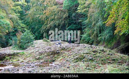 Ein angler Lachs Angeln auf dem Oberen Beat des Flusses North Esk in der Nähe von Edzell, Angus, Schottland, Großbritannien, Europa. Stockfoto