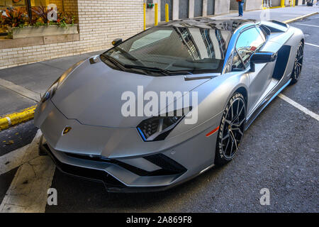 New York, USA, 1. November 2019. "Sie nicht stoppen!!!" auf dem Reifen eines Lamborghini Aventador S italienische Luxus Sport Auto geparkt Neben. Stockfoto