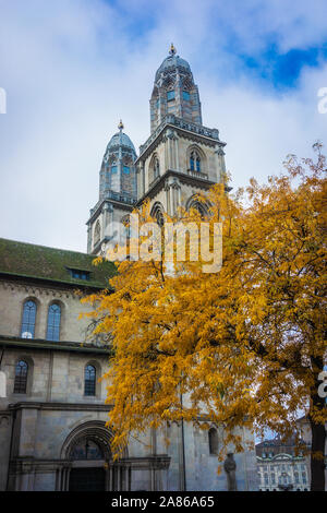 Die Türme der Grossmünster in Zürich. Mittelalterliche Kathedrale Stockfoto
