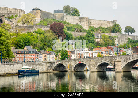 Maas mit Jambes Brücke und Zitadelle von Namur Festung auf dem Hügel, Namur, Wallonien, Belgien Stockfoto