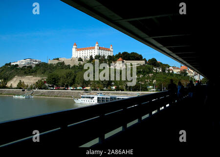 Das Schloss in Bratislava in der Slowakei, über der Stadt auf dem Hügel. Anblick und Attraktion für die Touristen. Stockfoto