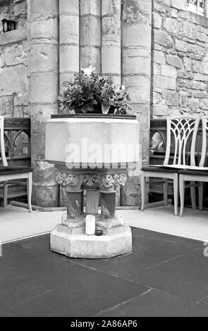 Ein Blick auf die Schriftart in Schwarzweiß in der Kathedrale von Dornoch, Sutherland, Schottland, Großbritannien, Europa. Stockfoto