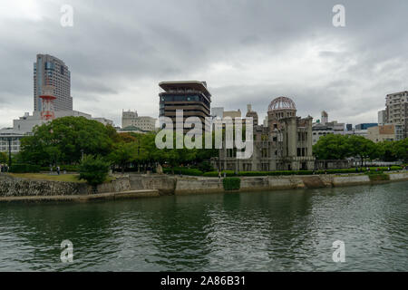 Hiroshima Peace Memorial (Genbaku Dome) an einem regnerischen Tag Stockfoto