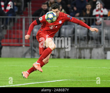 München, Deutschland. 06 Nov, 2019. Fussball: Champions League Bayern München - Olympiakos Piräus, Gruppenphase, Gruppe B, 4. Spieltag in der Allianz Arena. Robert Lewandowski von München enthauptet den Ball. Credit: Sven Hoppe/dpa/Alamy leben Nachrichten Stockfoto