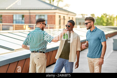 Gerne männliche Freunde trinken Bier auf der Dachterrasse Partei Stockfoto