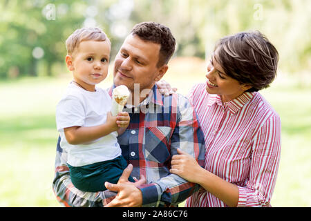 Happy Family im Sommer Park Stockfoto