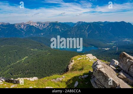 Luftaufnahme auf Eibsee vor den Alpen in Bayern Deutschland Stockfoto