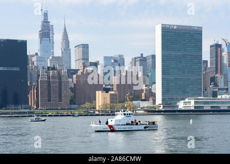 Us-Küstenwache Boot vor UN-Hauptquartier, NEW YORK Stockfoto