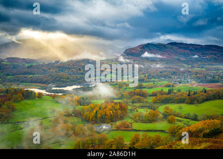 Herbst im englischen Lake District. Die Aussicht von Loughrigg fiel in der Nähe von Ambleside Stockfoto