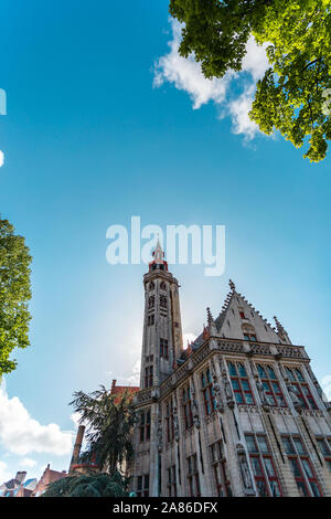 Typische Straße in der historischen Altstadt von Brügge, Belgien. Stockfoto