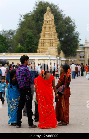 Der indischen Frau in der traditionellen bunten Saris Besuch der Mysore Palace, Mysore, Karnataka, Indien Stockfoto