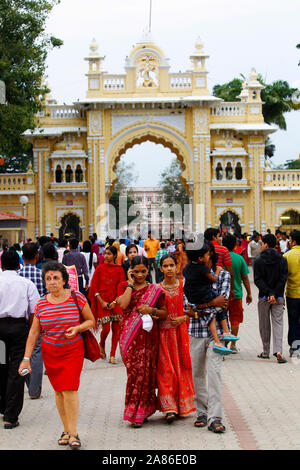 Der indischen Frau in der traditionellen bunten Saris Besuch der Mysore Palace, Mysore, Karnataka, Indien Stockfoto