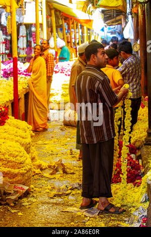 Langen Korridor der blumenverkäufer am Mysore Devaraja Market, Mysore, Karnataka, Indien Stockfoto