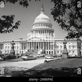 1950, historische, Washington D.C, USA, Bild aus dieser Ära der Capitol Building, der Heimat der uns Congess und Sitz der Legislative der US-Bundesregierung. Gebaut in einem neoklassischen Design, als es in den 1850er Jahren erweitert, eine große gusseiserne Kuppel die ursprüngliche kleinere untere Kuppel von 1818 ersetzt. Stockfoto