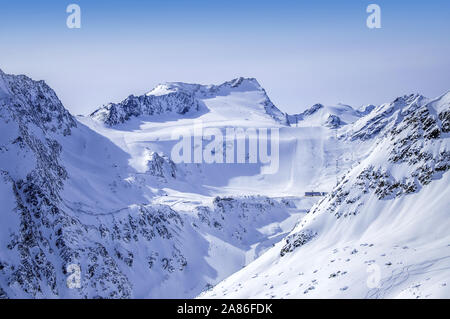 Lifte, Abfahrten und Pisten am Rettenbachgletscher in Sölden Otztal ski resort in Alpen in Tirol, Österreich. An die Stelle des ersten WM-Riesenslalom Stockfoto