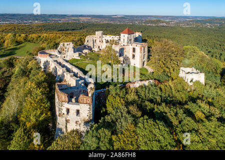 Die Ruinen der mittelalterlichen Burg Tenczyn in Rudno in der Nähe von Krakau in Polen. Luftaufnahme im Herbst Stockfoto