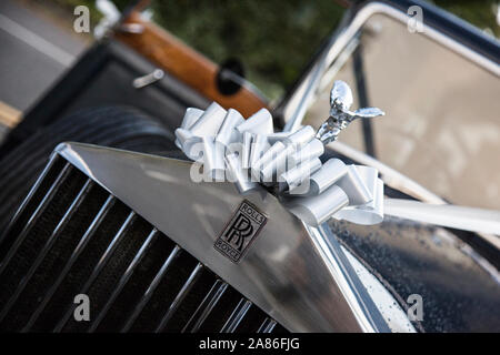Rolls Royce alter Oldtimer für eine Hochzeit, Hochzeitswagen mit Rolls Royce Logo auf der Vorderseite Stockfoto