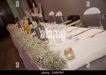 Hochzeit gekleidet sind sie bereit für eine Hochzeit Frühstück auf einer Hochzeit in England zu beginnen. Stockfoto