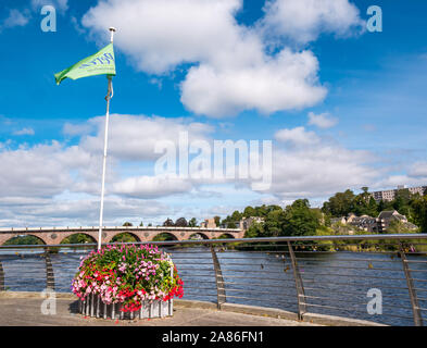 Blick auf den Fluss Tay & West Bridge, mit schönen Perth Flagge und pflanzten Blumen, an einem sonnigen Tag, Perth, Schottland, Großbritannien Stockfoto