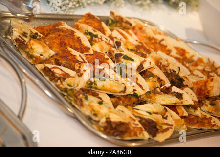 Pizza Slices auf einer Servierplatte an einer Partei, in der Nähe der Pizza Scheiben Stockfoto