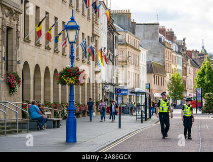 Polizei in high Vis Yellow Westen Patrouille High Street vor dem auob März, Perth, Schottland, Großbritannien Stockfoto