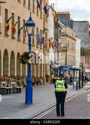 Polizei in High vis Gelb in der High Street vor dem auob März, Perth, Schottland, Großbritannien Stockfoto