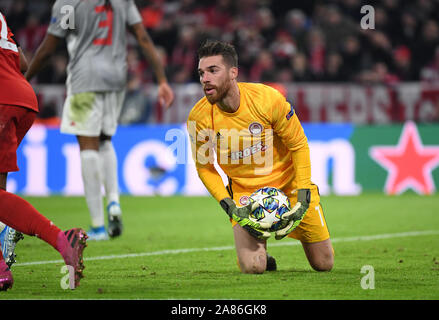 München, Deutschland. 06 Nov, 2019. Fussball: Champions League Bayern München - Olympiakos Piräus, Gruppenphase, Gruppe B, 4. Spieltag in der Allianz Arena. Torwart Jose Sa von Piräus hält den Ball. Credit: Matthias Balk/dpa/Alamy leben Nachrichten Stockfoto