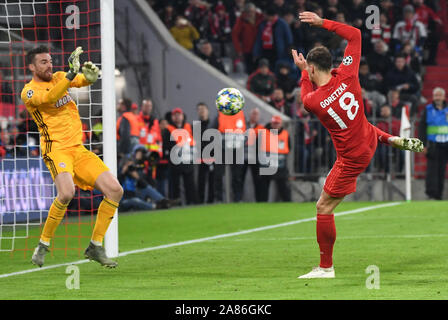 06. November 2019, Bayern, München: Fussball: Champions League Bayern München - Olympiakos Piräus, Gruppenphase, Gruppe B, 4. Spieltag in der Allianz Arena. Leon Goretzka (r) von München verpasst die Chance, unmittelbar vor dem Ziel der Torwart Jose Sa von Piräus. Foto: Sven Hoppe/dpa Stockfoto