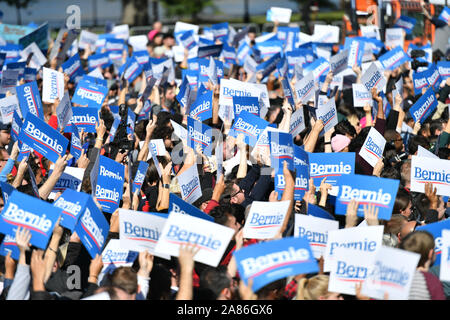 Unterstützer zu einem Bernie Sanders Kundgebung in Queensbridge Park am 19. Oktober 2019 in Queens, New York City. Stockfoto