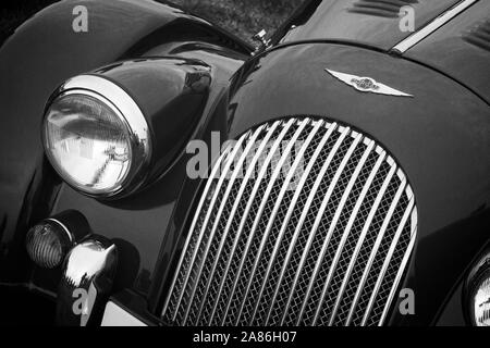 Vor einer roten Morgan Sports Car, Abzeichen, Kühlergrill, Scheinwerfer und Blinker Licht. Stockfoto