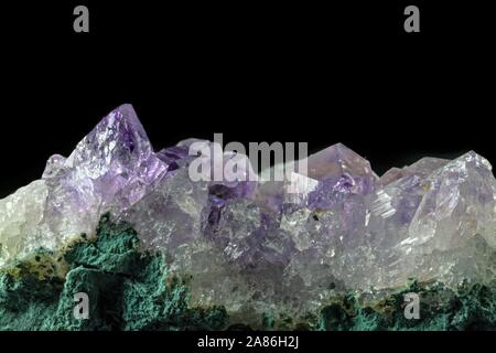 Makro Nahaufnahme von einem Amethyst Mineralglas Cluster Stockfoto