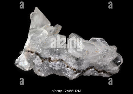 Apophyllit crystal Cluster, Mineral aus Indien isoliert auf einem reinen schwarzen Hintergrund Stockfoto
