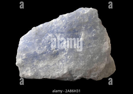 Rock blau Calcit Mineralien aus Brasilien isoliert auf einem reinen schwarzen Hintergrund Stockfoto