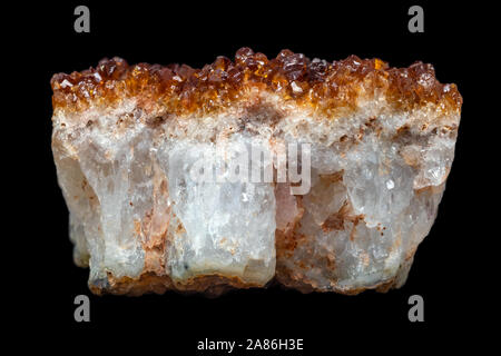 Block von Citrin Quarz Mineral aus Brasilien isoliert auf einem reinen schwarzen Hintergrund Stockfoto