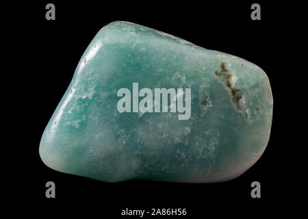 Rock von Grüner Turmalin Mineral aus Brasilien isoliert auf einem reinen schwarzen Hintergrund. Auch als verdelite oder brasilianischer Smaragd bekannt. Stockfoto