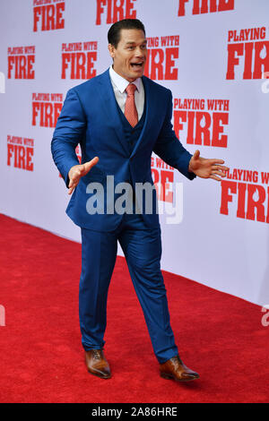 John Cena besucht die Premiere von Paramount Pictures'' Das Spiel mit dem Feuer" Bei der AMC Lincoln Square am Samstag, den 26. Oktober, in New York Stockfoto