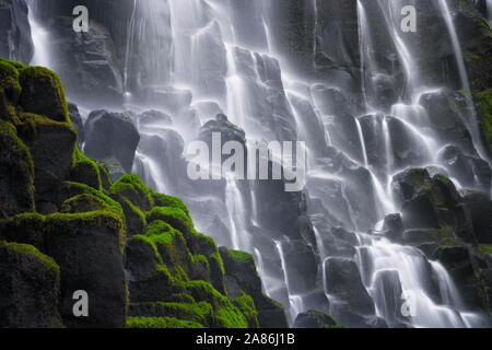 Des Oregon Ramona fällt gießt über das Moos bedeckt Basaltsäulen in der Mount Hood Wilderness und entlang des Pacific Crest Trail. Stockfoto