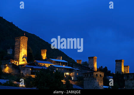 Mestia mit der berühmten mittelalterlichen Svan Turm - Häuser in der Nacht, Region Swanetien in Georgien Stockfoto