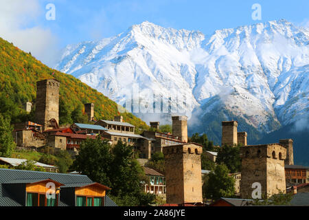 Einen atemberaubenden Blick auf die Mittelalterliche Svan Turm - Häuser gegen die schneebedeckten Berge des Kaukasus, in Mestia Swanetien Region Georgiens Stockfoto