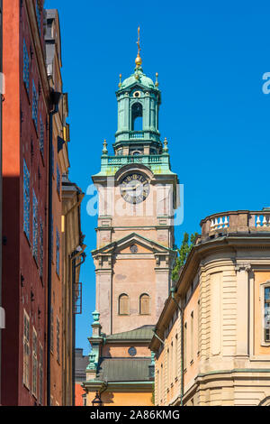 Die Große Kirche oder Kirche des Hl. Nikolaus, Storkyrkan Uhrturm in Gamla Stan, Stockholm, Schweden. Stockfoto