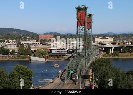 Portland's Steel Bridge mit Mount Hood im Hintergrund Stockfoto