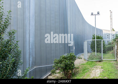 Modernes Gebäude Fassade mit metallisches Zink Verkleidungen. Bau Elemente der modernen Architektur Stockfoto