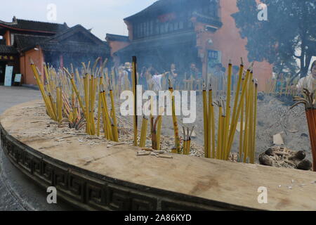 Beleuchtetes Räucherwerk in einem buddhistischen Tempel in China Stockfoto