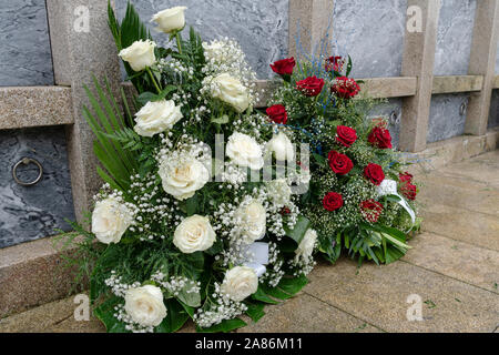 Blumenstrauß aus bunten Blumen während christliche Allerheiligen Veranstaltung im Grab auf dem Friedhof liegen. Tod Konzept Stockfoto